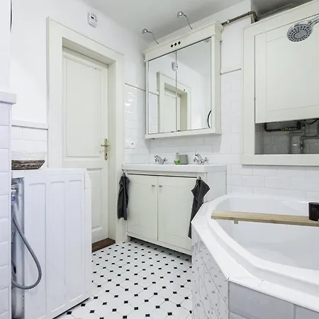 Апартаменты Cozy Urban Hideaway - With A Sauna! Острава